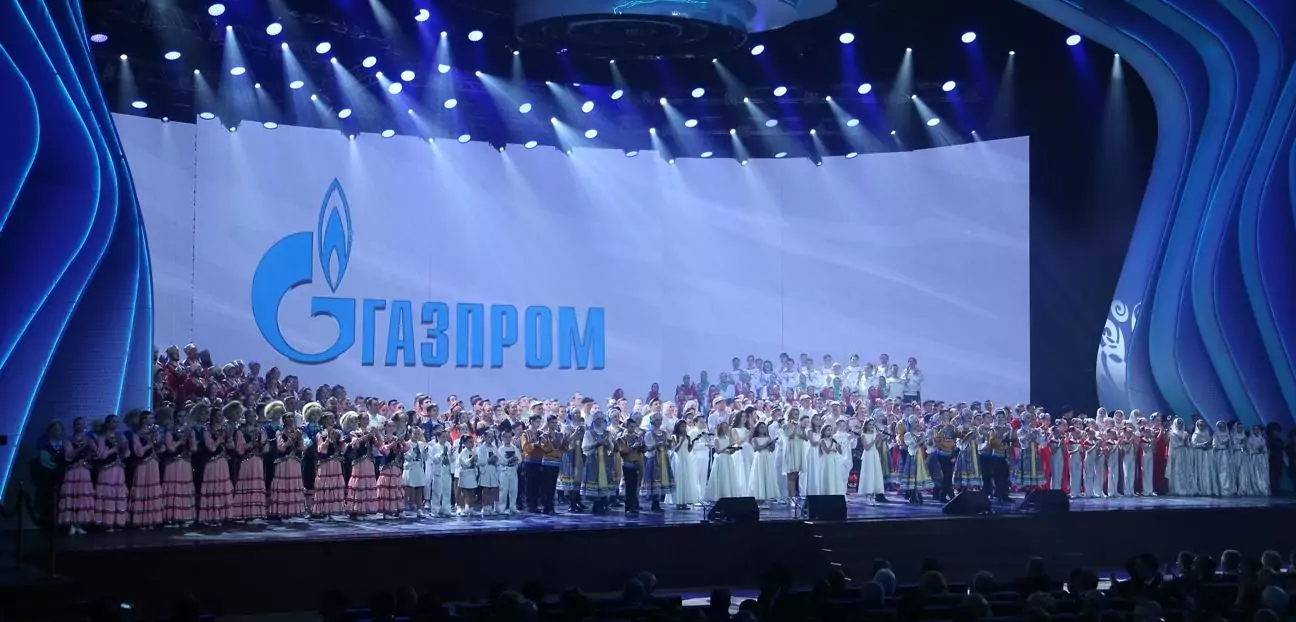 Космический «ВКонтакте», экономичный «Apple», кремлевский «Газпромнефть». Как отмечают юбилеи компаний мировые бренды? — фото 5