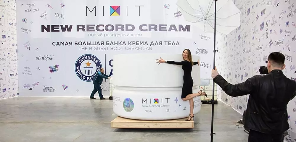 Космический «ВКонтакте», экономичный «Apple», кремлевский «Газпромнефть». Как отмечают юбилеи компаний мировые бренды? — фото 6