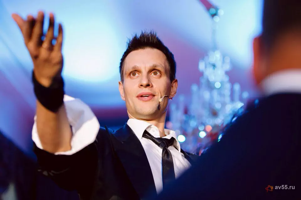 Illusionist magician Ilya Larionov — photo 1