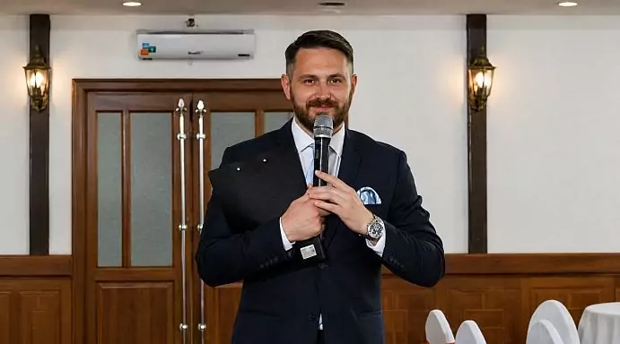 Ведущий Андрей Капанец