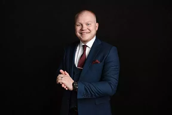 Ведущий Алексей Мякинин