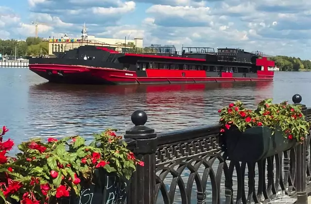 RED BOAT — Loft Boat