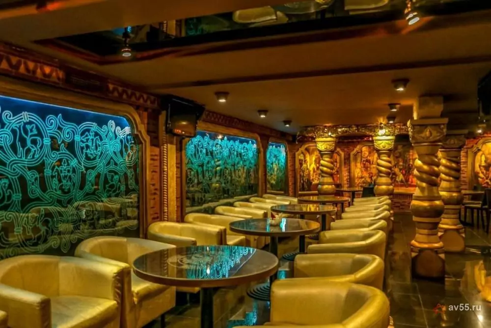 Restaurante «Troyka» — Sala pequeña — foto 1