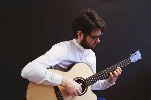 ギタリスト ロマン・ニコラエフ