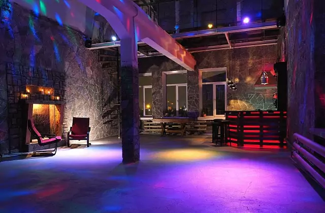 Loft de dos niveles con barra de bar
