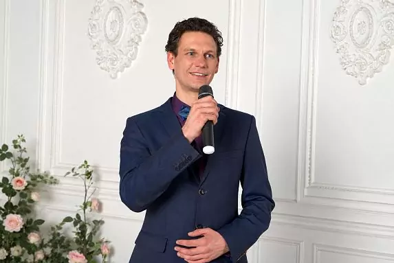 Host Vladislav Novikov
