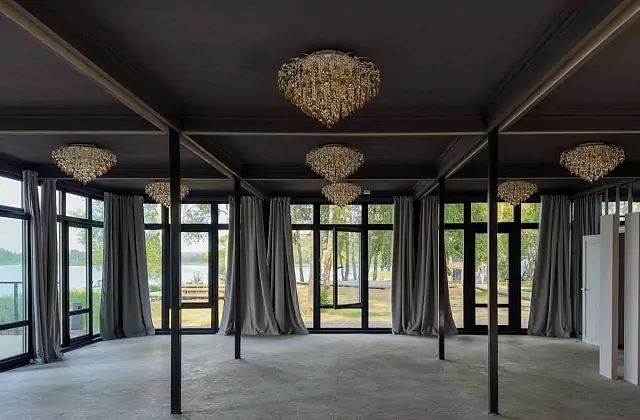 Bereg Jelaniy — Teraslı panoramik salon