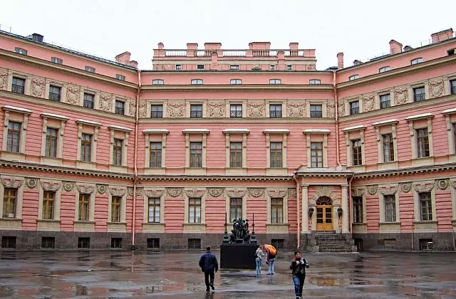 Инженерный замок — Двор