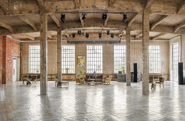 LOFT HALL #1 — Château