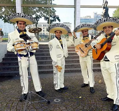 Cuban duo “Duo Hermanos”