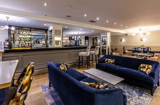 Vasilievsky Hotel — Restaurant, Art-Room und Bibliothek