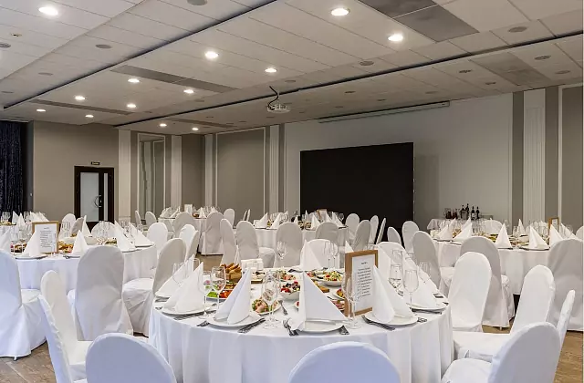 AZIMUT Repino — Gran Salón