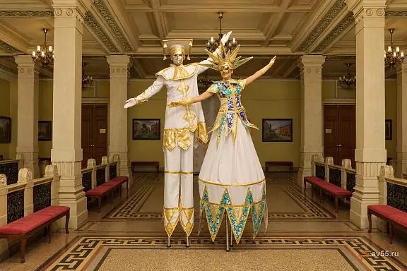 Stilt yürüyüşçüleri şov grubu «BALAGAN»
