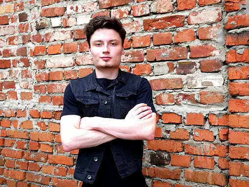 Ведущий Ден Мартис