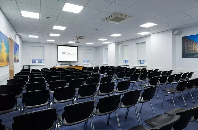 Hôtel «Oktiabrskaya» — Salle de conférence Bleue