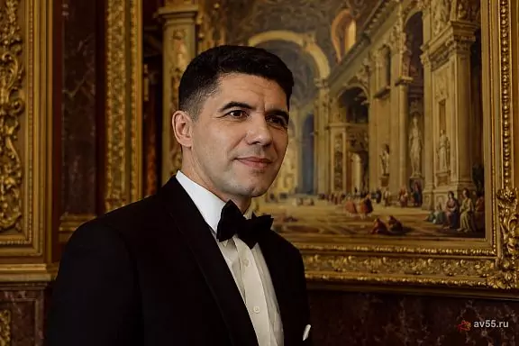 Vocalist Alexander Pakhmutov