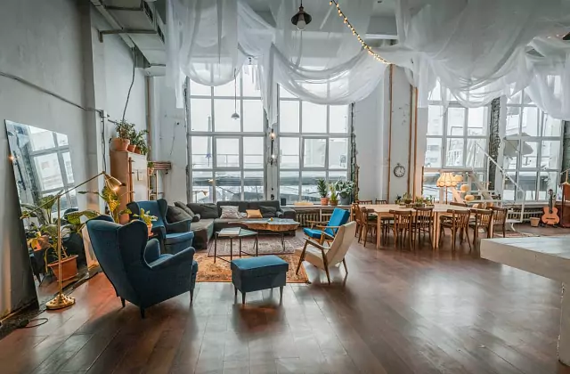 Podorozhnik — Sala de estar para amigos con terraza
