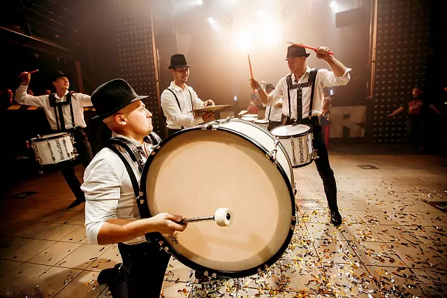 "Show Drum Band" adlı davul grubu.