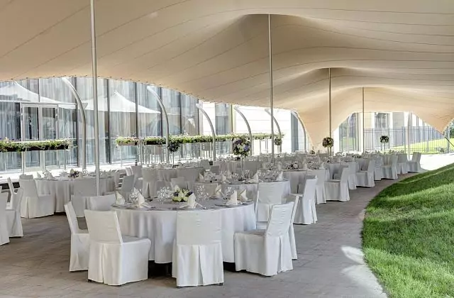 DoubleTree by Hilton Moscow – Marina — Летний тент на Piazza