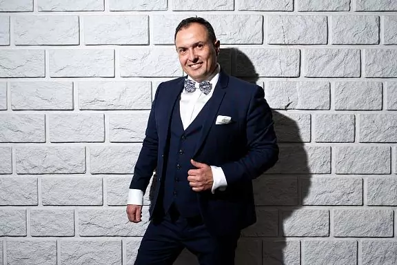 Ведущий Андрей Затеев