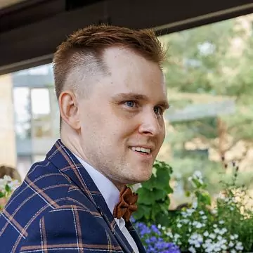 Host Zhenya Yar