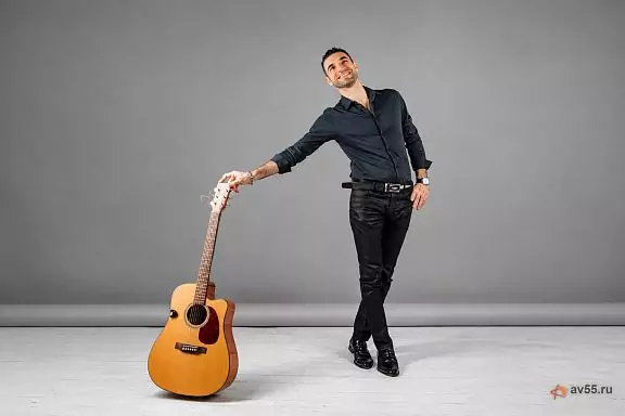 Vocalist Nicola Como