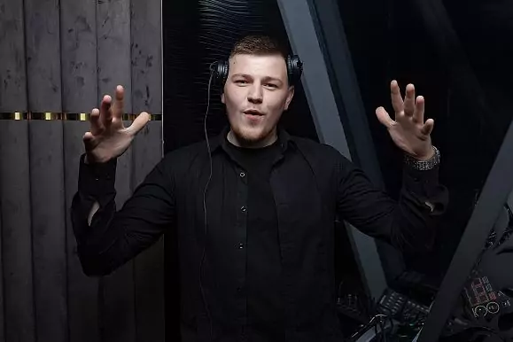 Диджей Zhdanov