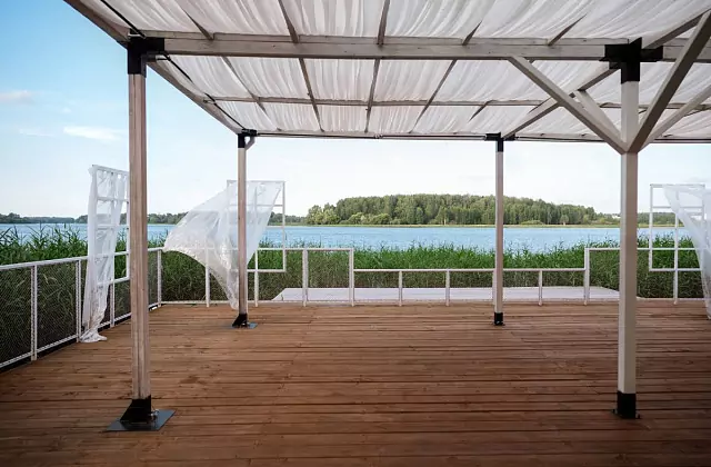 Bereg Jelaniy — Suyun üzerinde yaz verandası