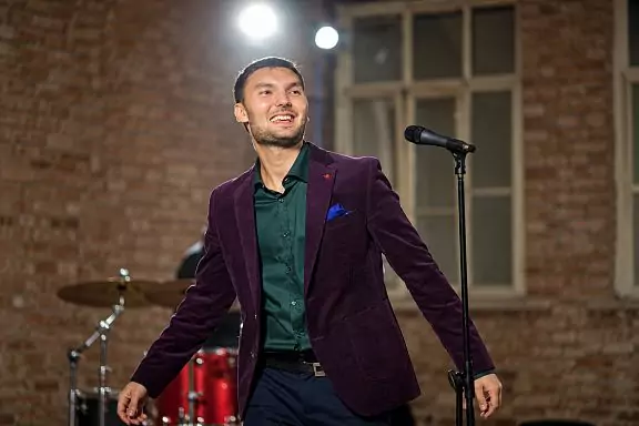 Вокалист Евгений ОКунев