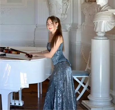 Violinist Marina Pavlova