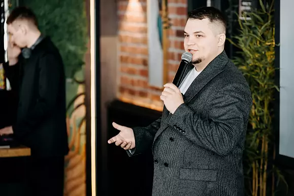 Ведущий Александр Ромашёв