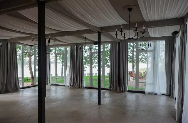 Bereg Jelaniy — Oda salonu