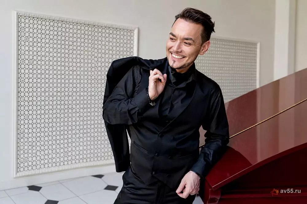 Ведущий Александр Куртов — фото 1