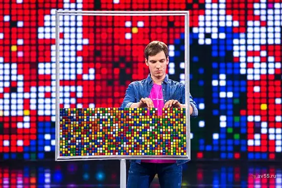 Speedcubing gösterisi Roman Strakhov