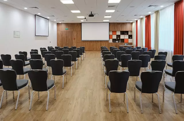 Holiday Inn Moskova Sokolniki — «Üniversite» Salonu
