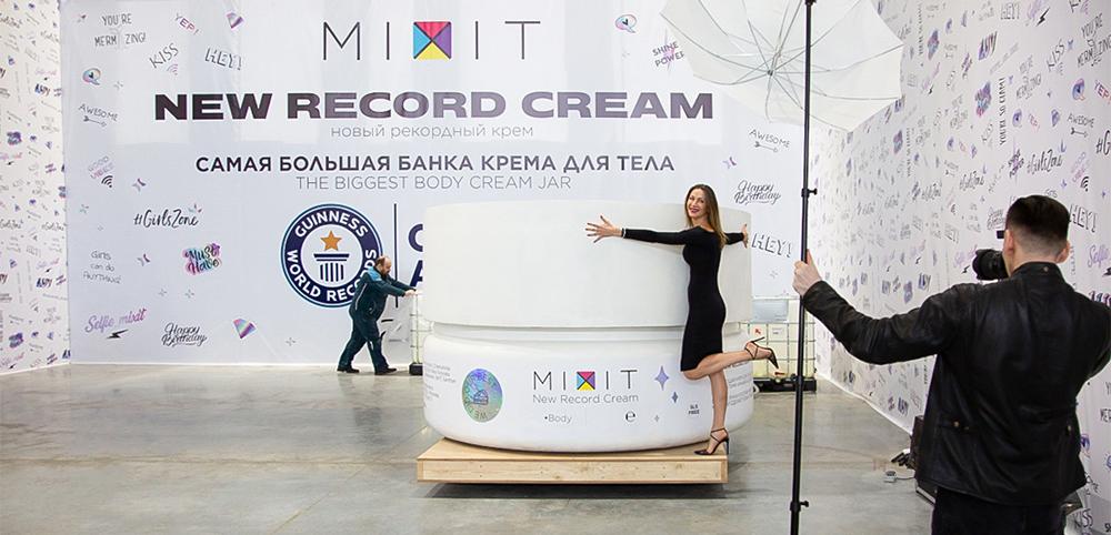 Cosmic 'VKontakte', economical 'Apple', Kremlin 'Gazpromneft'. How do global brands celebrate company anniversaries? 6