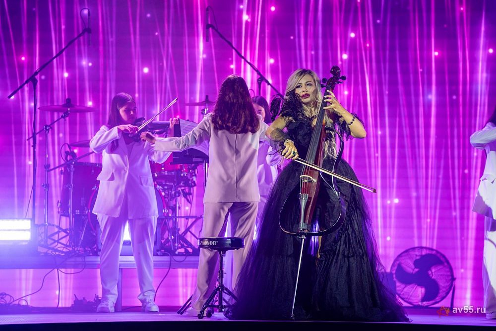 La violonchelista eléctrica SOFI y el show «Cyber Orchestra» — foto 1