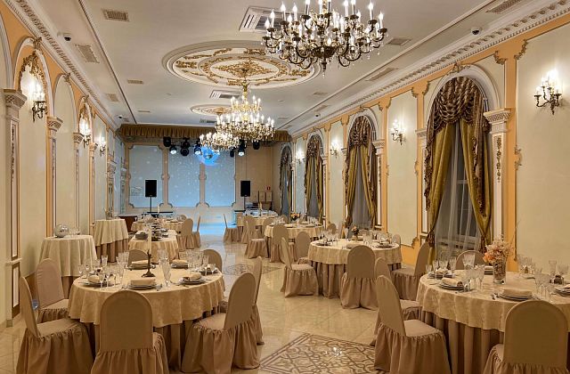 Park-Hall Georgievsky — Golden Hall