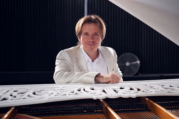 Piyanist Maksim Lavrov
